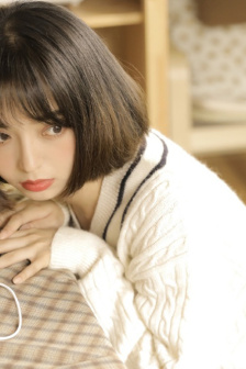 年轻的母亲手机观看